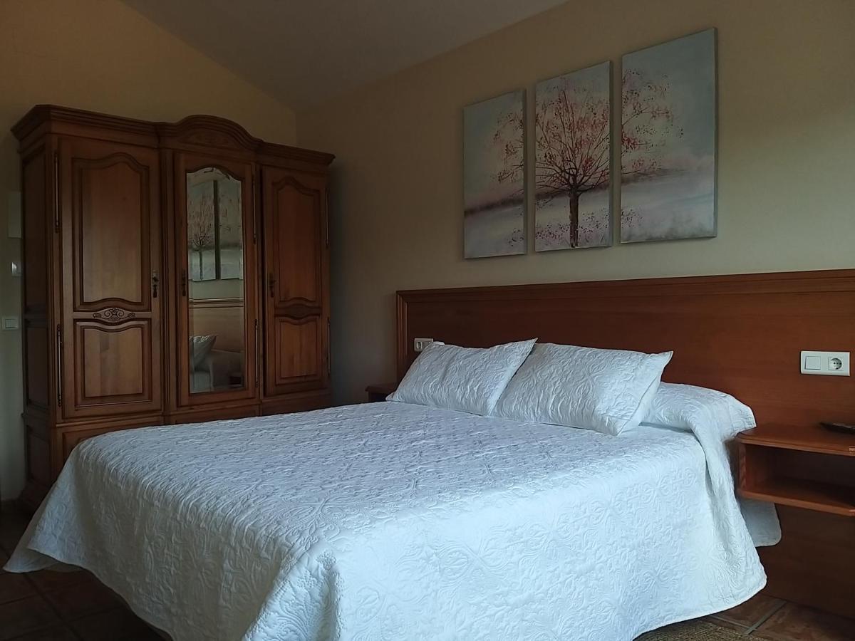 Hostal Restaurante O'Cadaval Frades 외부 사진